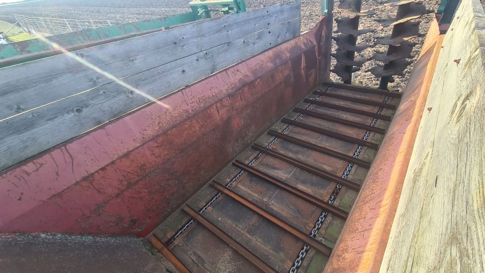 Remorca de împrăștiat gunoi Mig gunoi