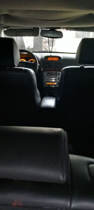 Vind Toyota Avensis diesel 2000cm an fabricație 2004