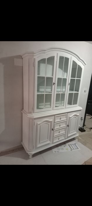 Vând mobilă vitrină  din lemn.