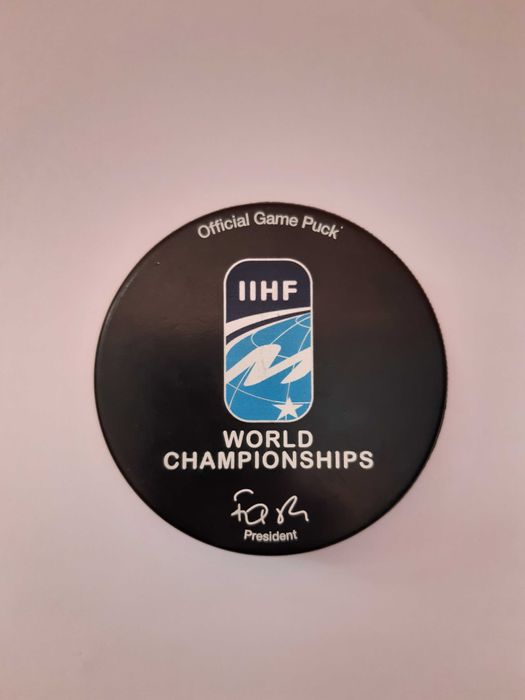 Шайба за хокей на лед, чисто нова и много стара