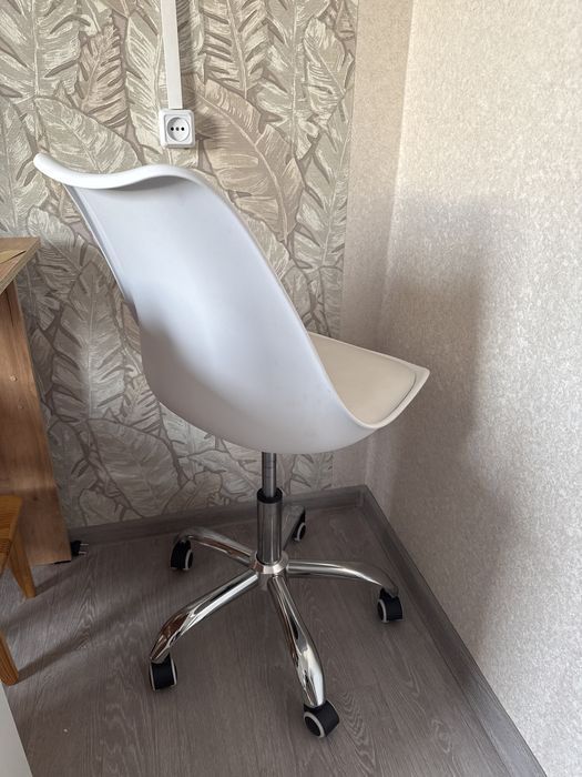 Белое кресло на роликах