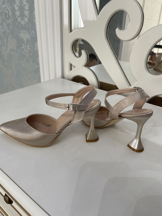 Продам новые сатиновые босоножки