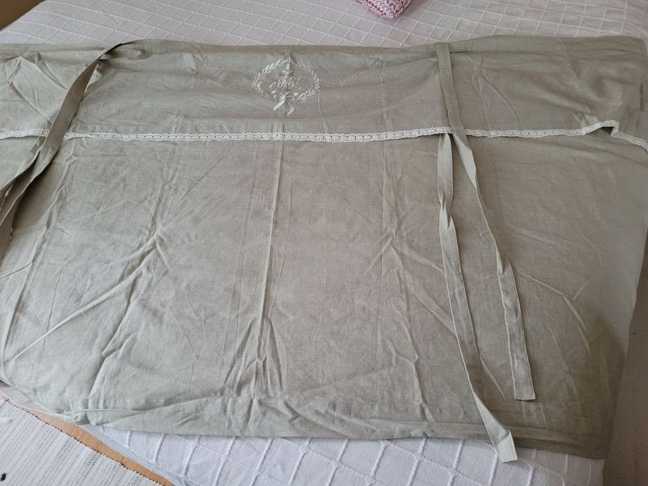 Два броя памучни бродирани пердета, с драперия и дантела