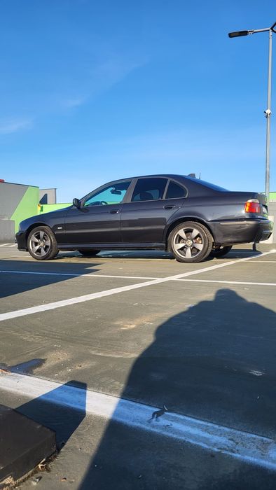 BMW E39 2.5 
Anul 2000 
120kw

Mașina se reprezintă foarte Ok din toat