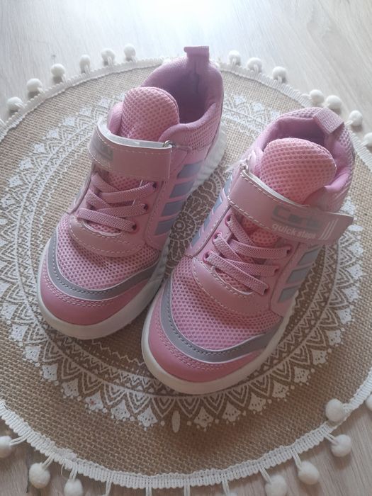 Лёгкие кроссовки на девочку