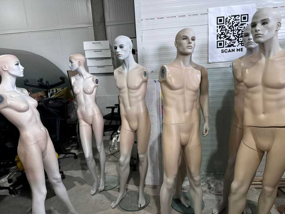 Манекени с цял ръст – 180 см, стъклена основа