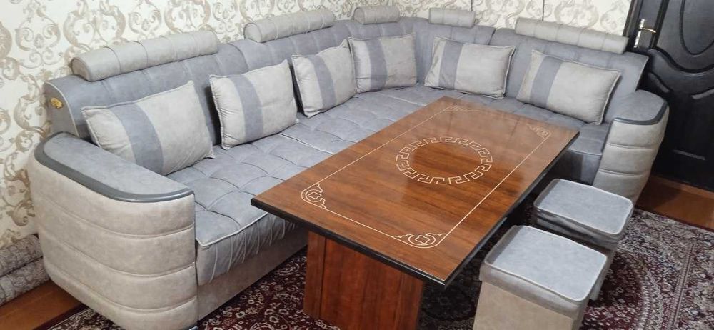 Продается большой диван + стол для гостиницы. 
Б/У.