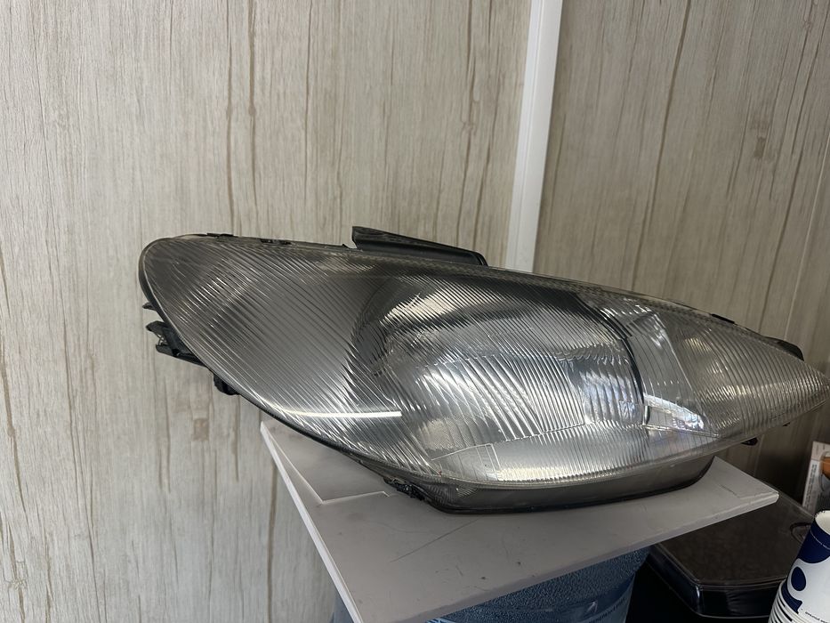 Десен фар за Пежо 206