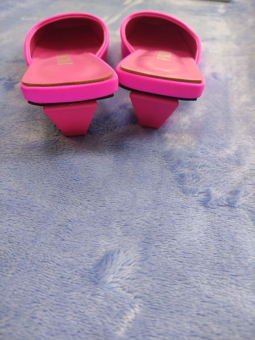 Продам новые босоножки