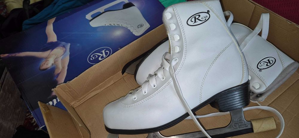 Patine de gheață noi