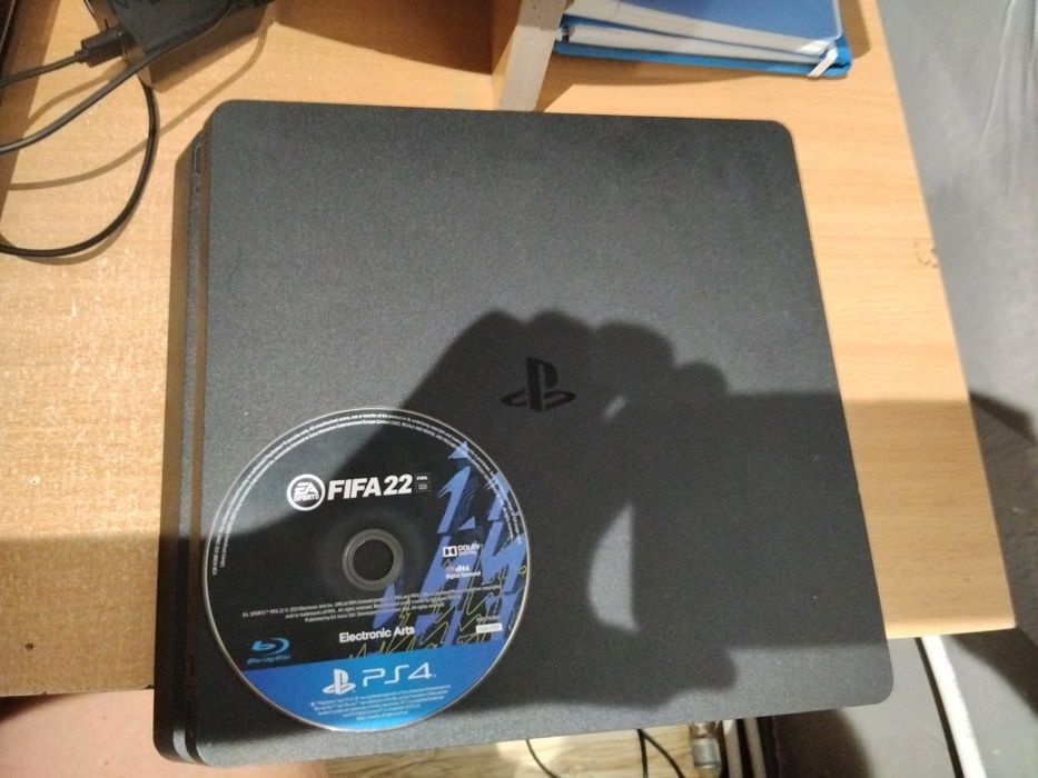 Ps4 slim 1tb със два джойстика и ФИФА 22