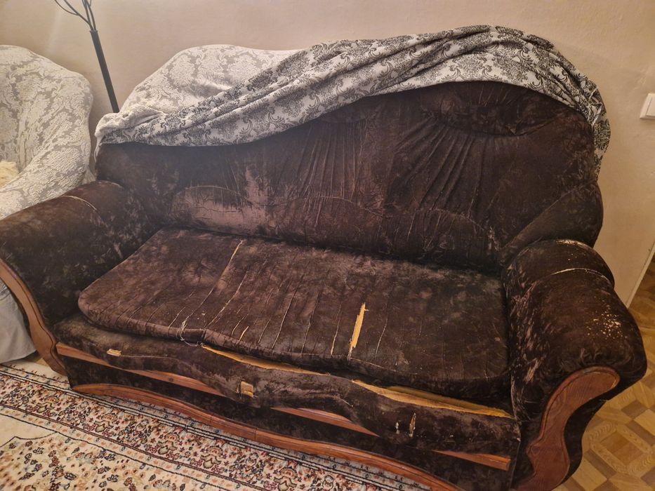 Диван + 2 кресла б/у требует ремонта