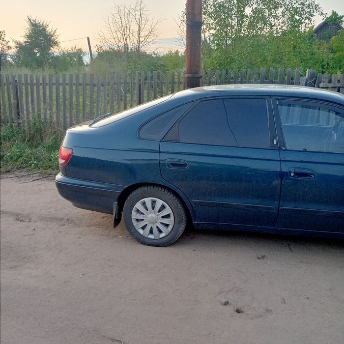 Продам таёту карину