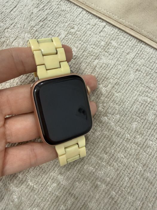Смарт-часы Apple Watch SE 44 мм золотистый