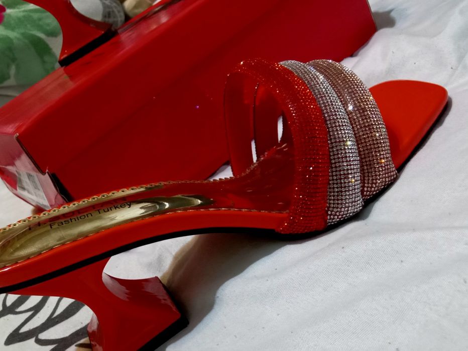 Oyoqkiyim tufli kiyilmagan