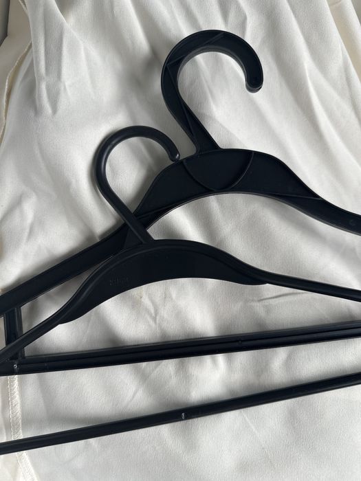 Вешалки б/у есть прищепки и плечики