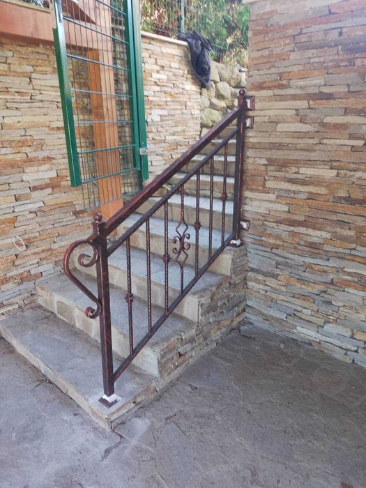 Врати, парапети и други изделия от желязо