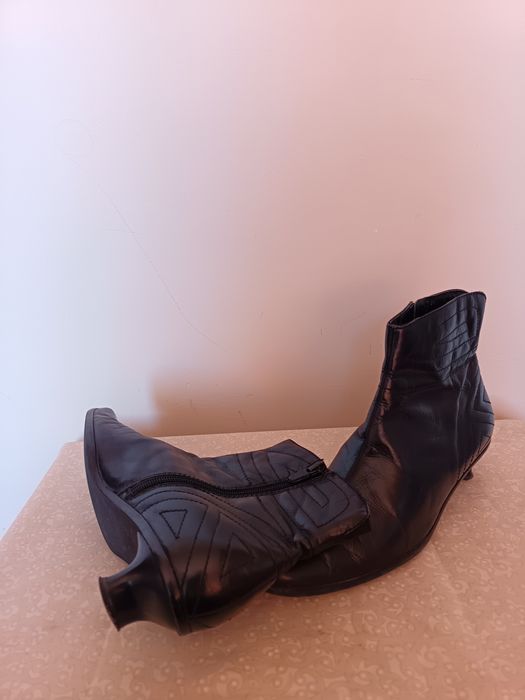 Cizmulițe piele neagră cu toc micuț