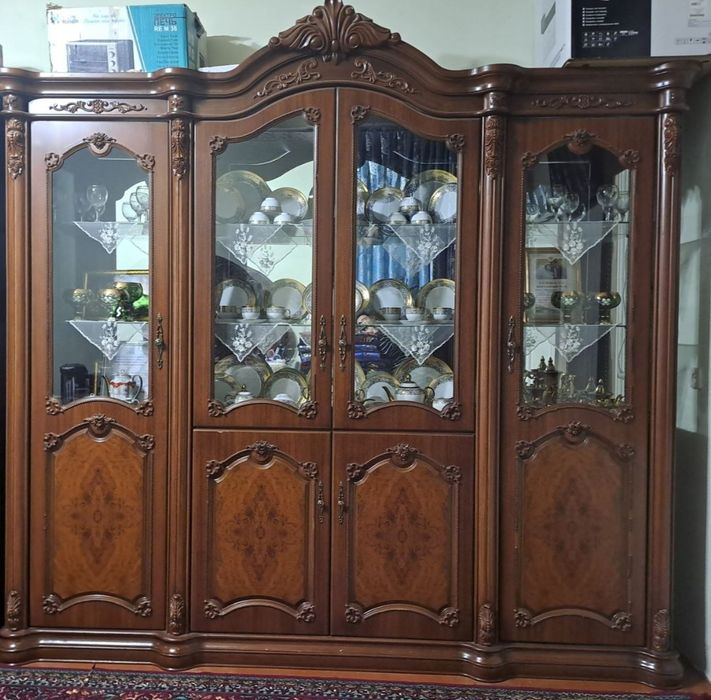 Zal stenka-garnituri sotiladi.