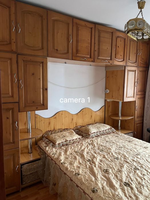 Vând apartament cu 3 camere în Vulcan jud Hunedoara, Camere cu intrări separate, 2 băi, 2 terase complet mobilat.