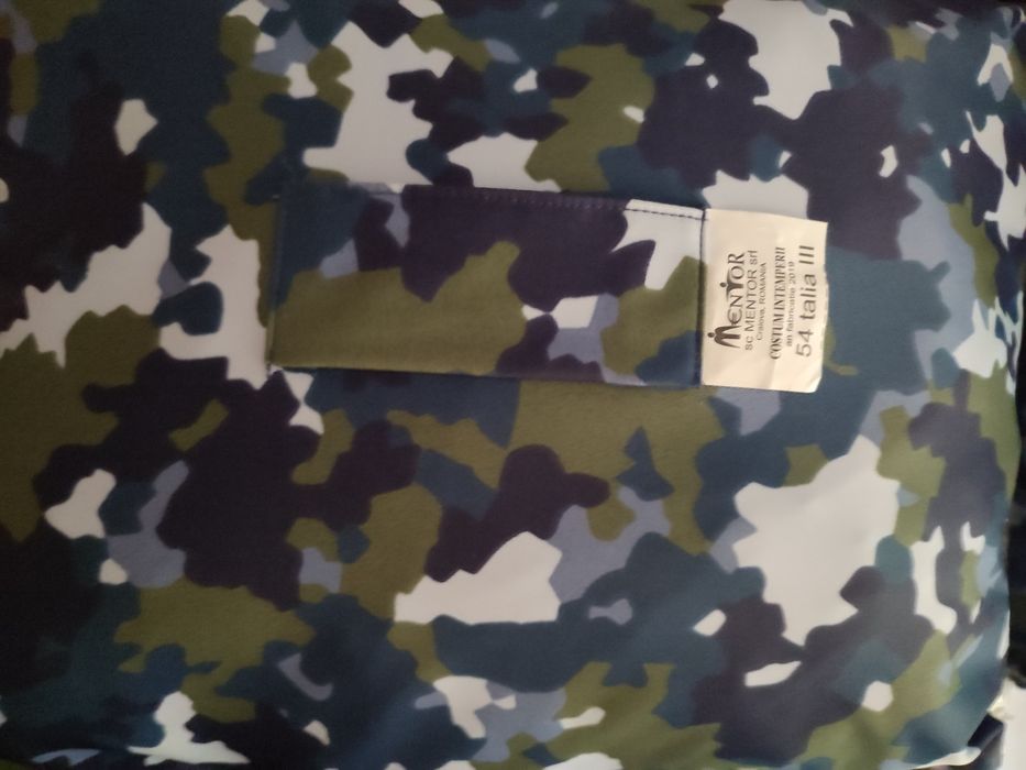 Costum intemperii militar