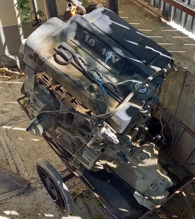 Motor VW Golf 4 1.6 16V(AUS) 105 CP  ambreiaj nou+distribuție + grup