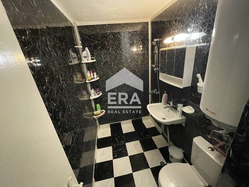 Тристаен обзаведен апартамент за продажба, с отделна кухня, във Възраж