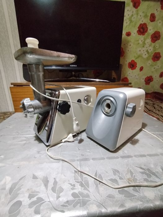 Две электромясорубки
