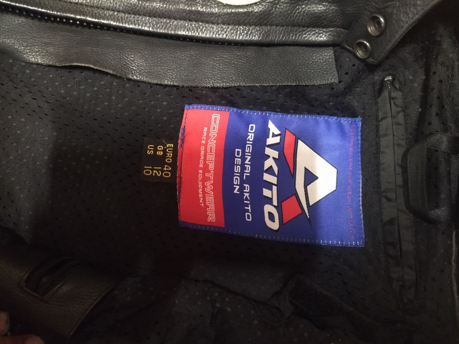 Дамско кожено мотояке в много добро състояние, почти не е обличано