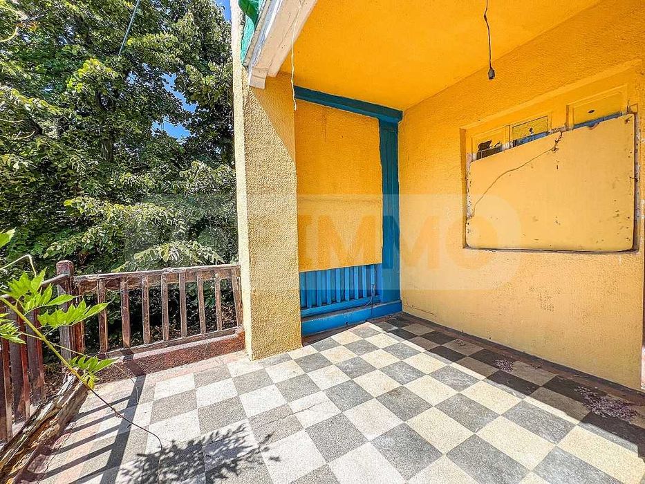 Двуетажна къща с голям парцел в Морската градина