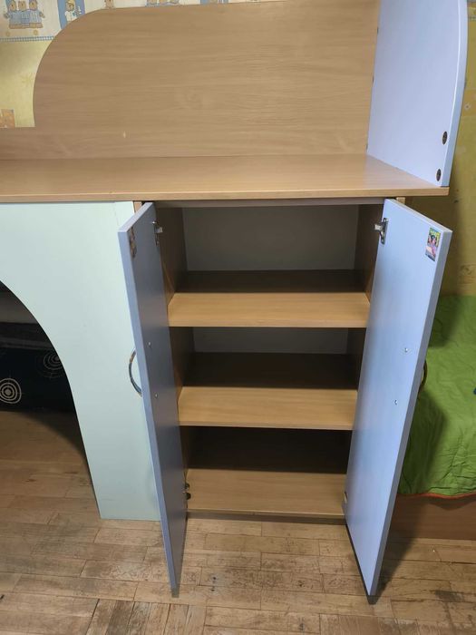 Подарява се детско легло