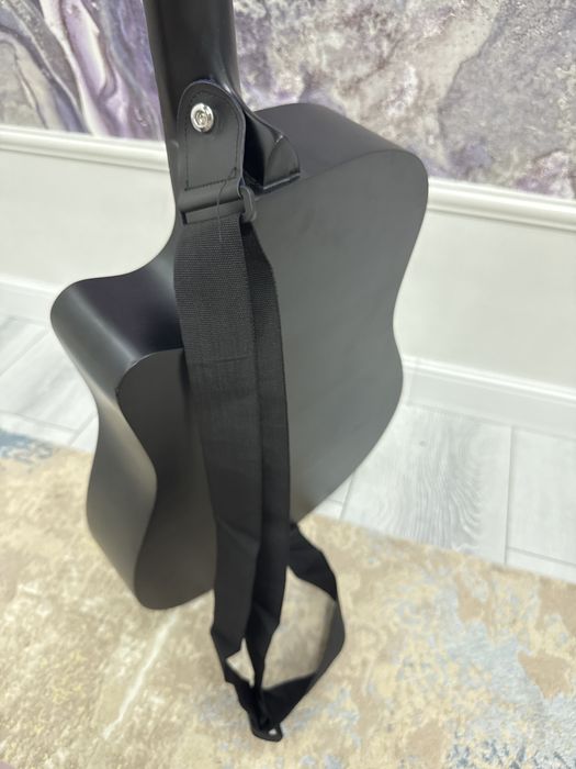 Гитара черная новый с чехлом