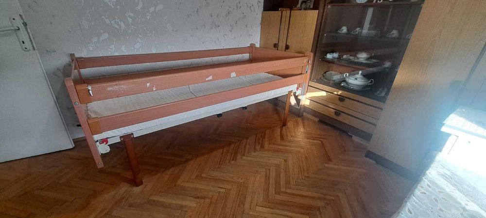 Механично болнично легло