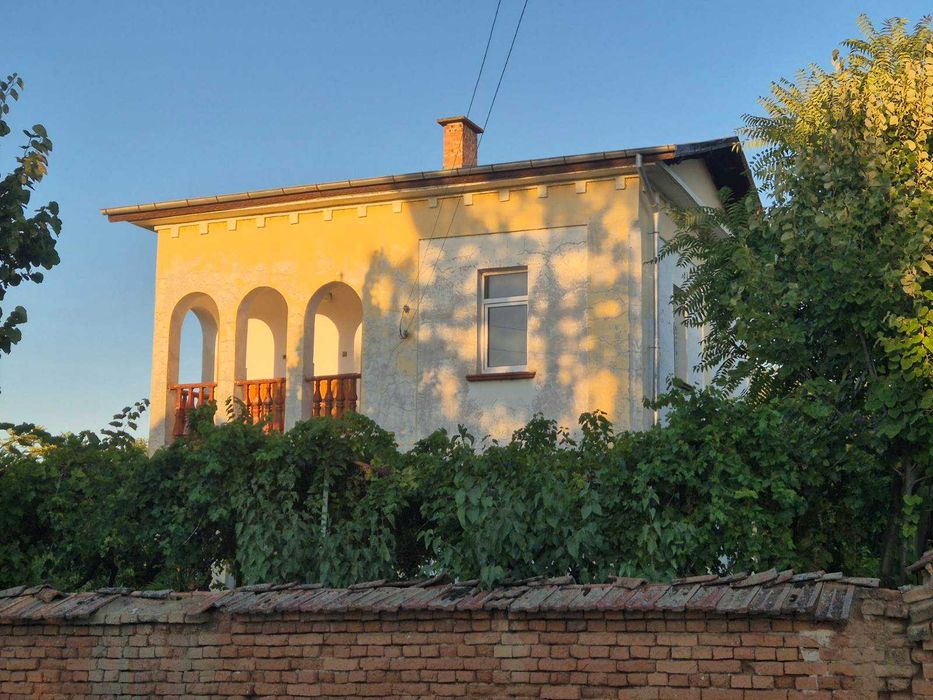 Къща в област Плевен в близост до магистрала .