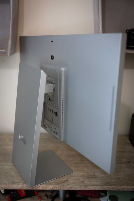 Samsung 5k 27" професионален смарт монитор.