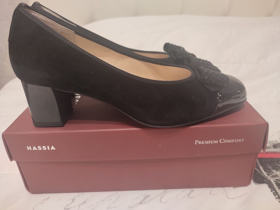 Елегантни черни обувки - лак и велур