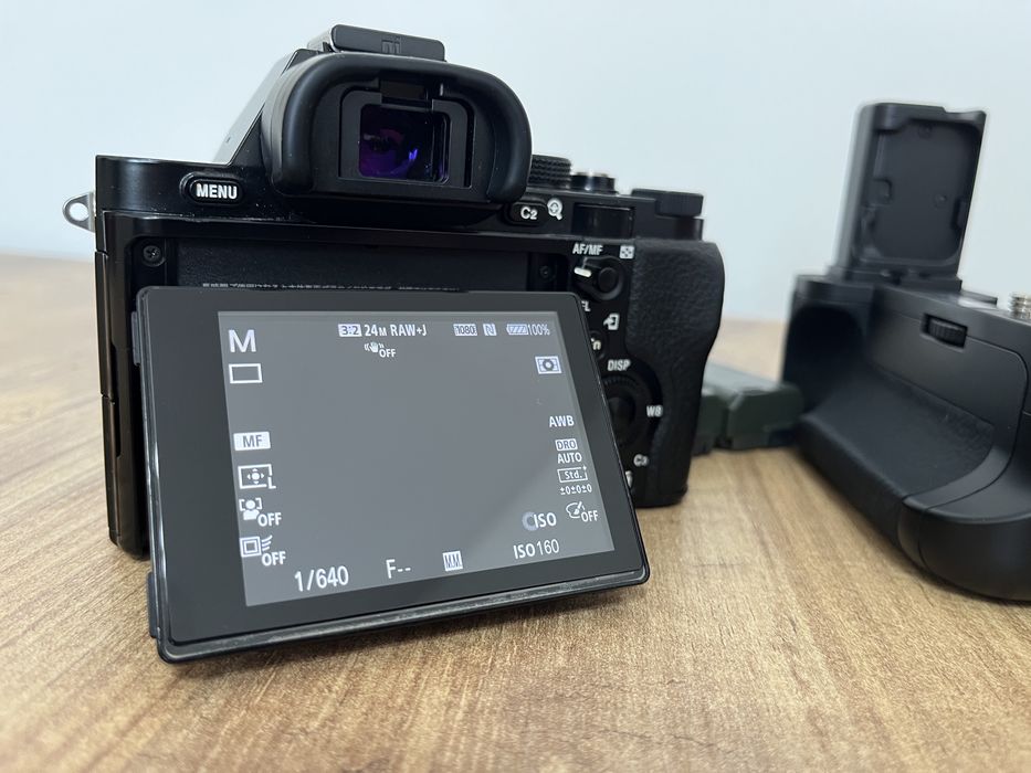 Aparat Foto Sony A7 + grip + 3 baterii