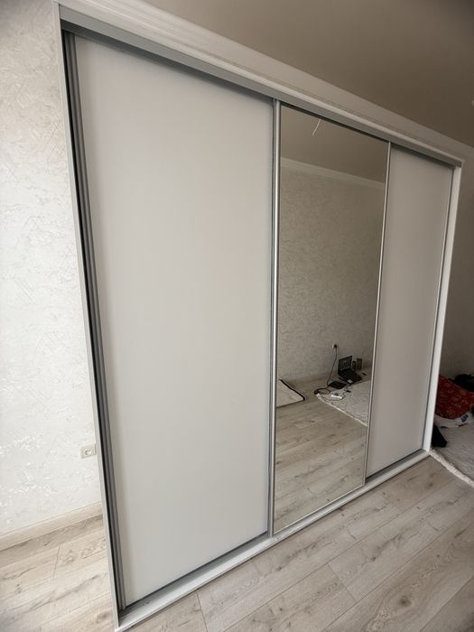 Шкаф белый с раздвижными дверьми