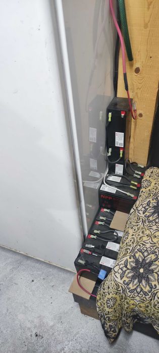 UPS Delta 5 kW с 20 броя батерии 12 V 7 Ah.