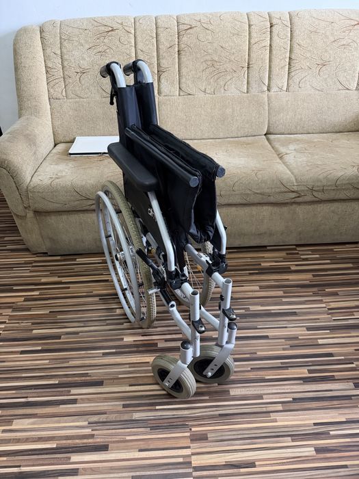 Carut scaun rulant medical handicap dizabilitati batrani (ca nou)