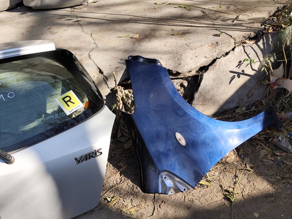 Заден капак и десен калник за toyota yaris от 2005 до 2009