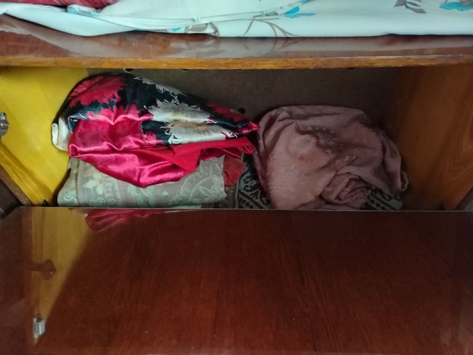 Продам тумбы столы кресло севант