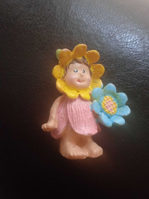 Мини статуетка/ фигурка на детенце цвете