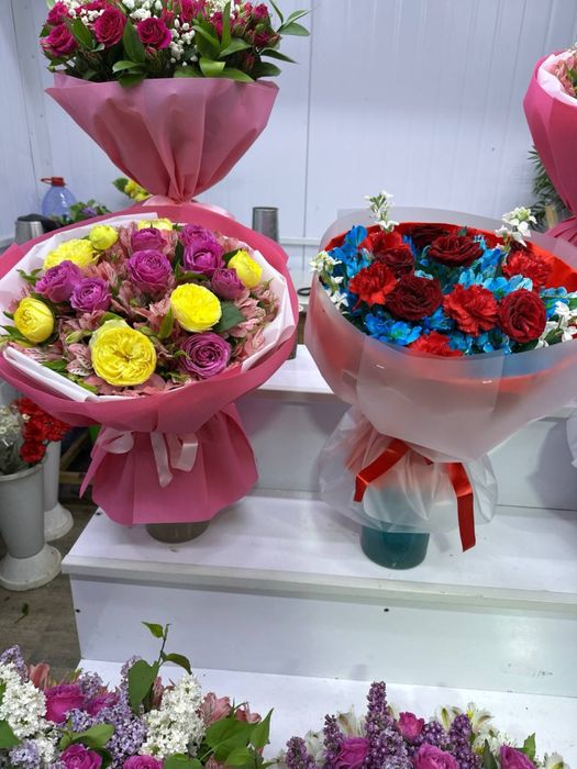 Atirgul tabiy gullat Pionavidniy roza bables buket