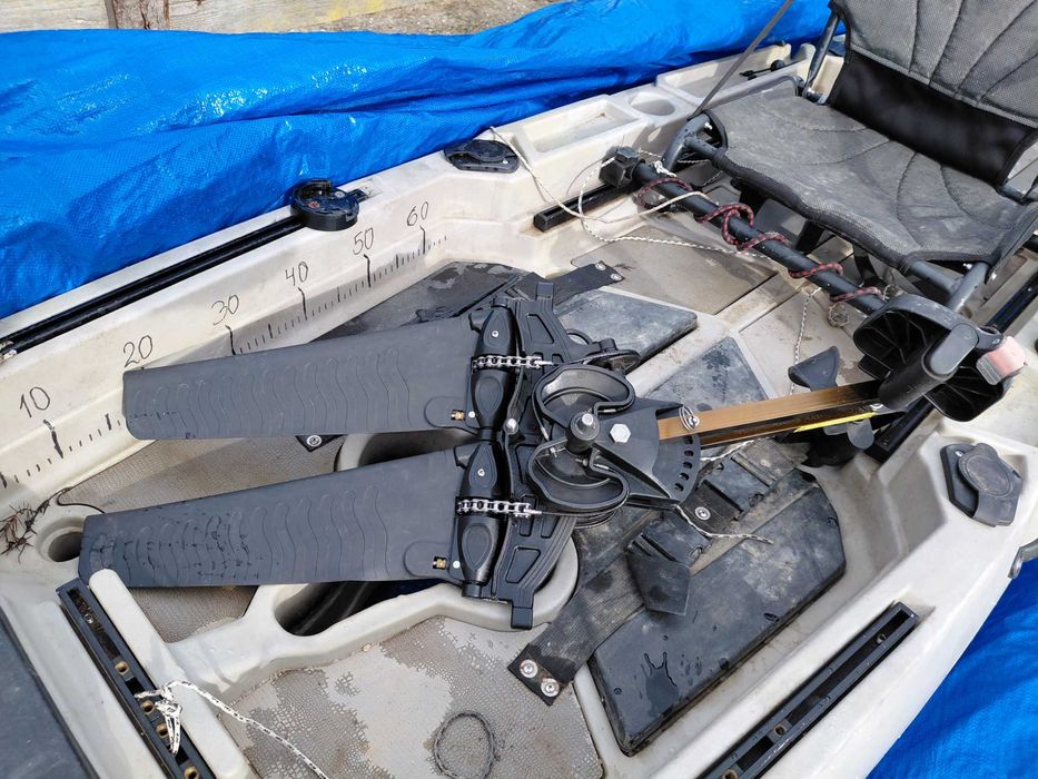 Каяк за риболов и разходки с плавници и педали