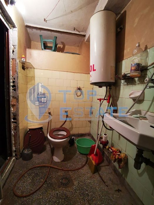 Двуетажна къща в близост до центъра на град Лясковец, област Велико Т