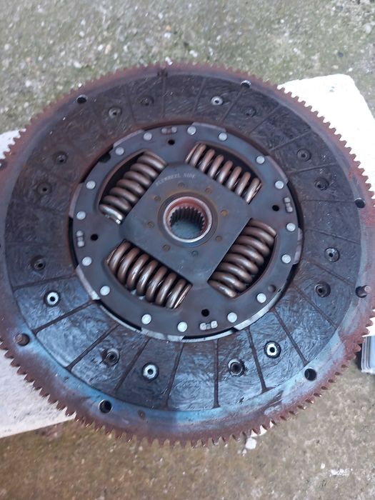 Продава се комплект твърд съединител с лагер помпа.