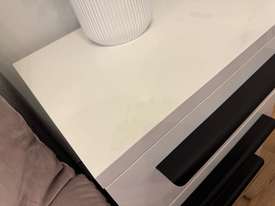 Нощно шкафче бял гланц