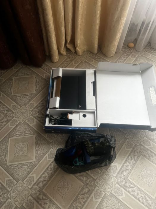 Продам PS4 + 5 джойстиков + 3 игры