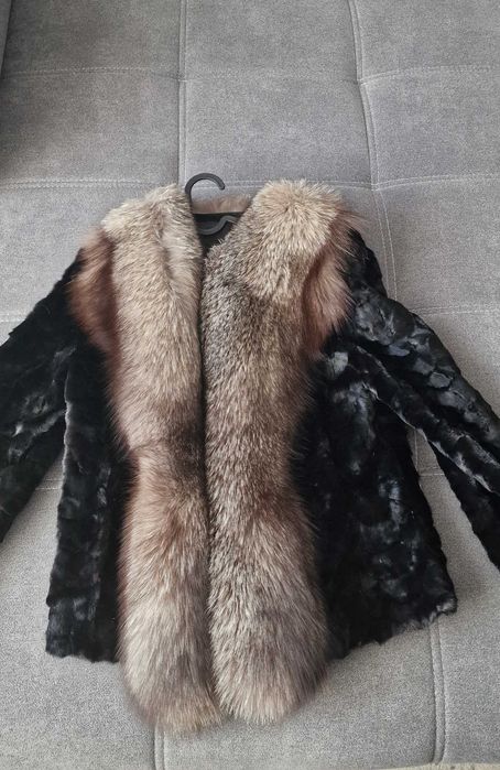 Haină din persian cu guler și față din vulpe roșie